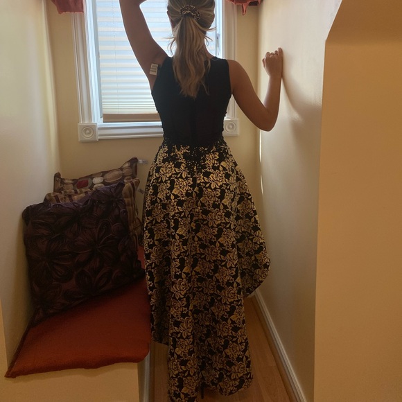 Beautiful black and gold dress - Picture 3 of 8